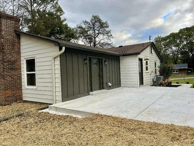 Photo - 304 Greenview Dr