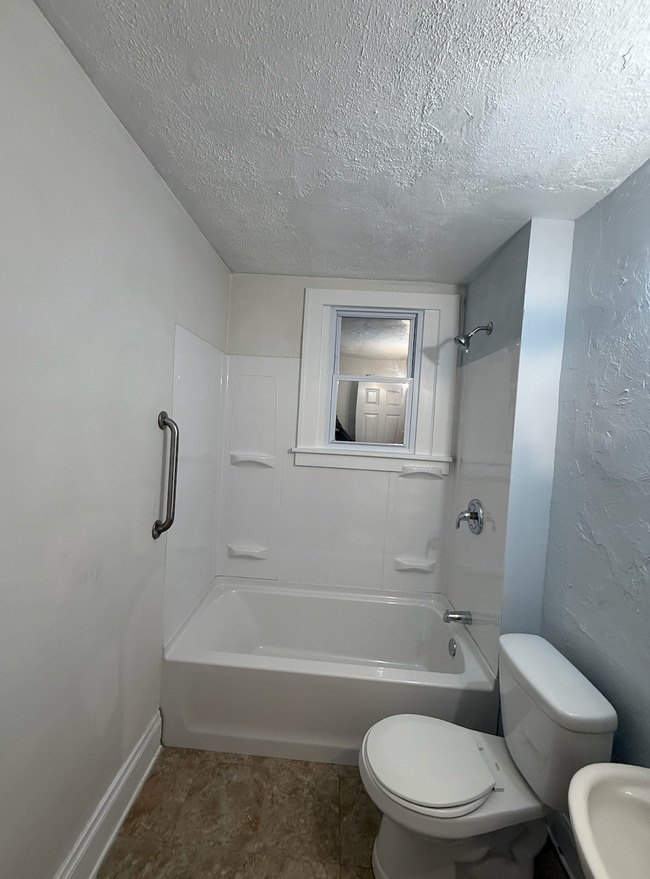 Photo - 14011 Glendale Ave Unit up