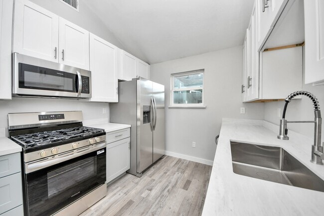 Photo - 6201 Batterson St