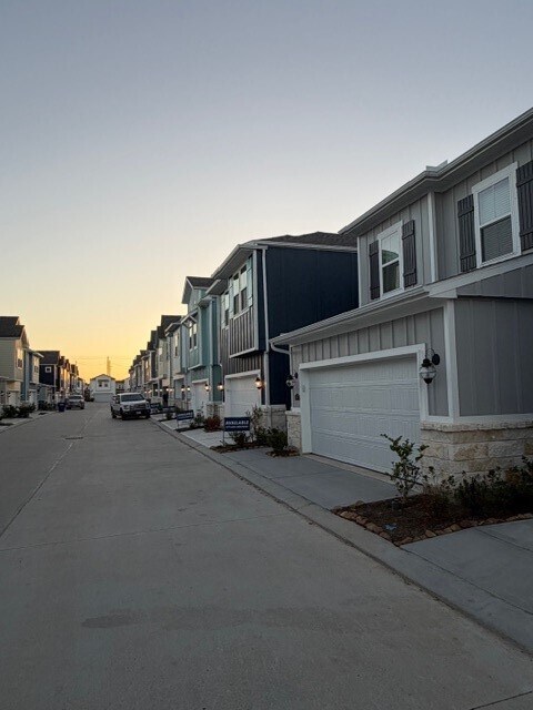 Photo - 547 Avisa Dr