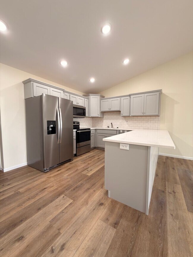 Photo - 3032-MF3-E4 Unit B