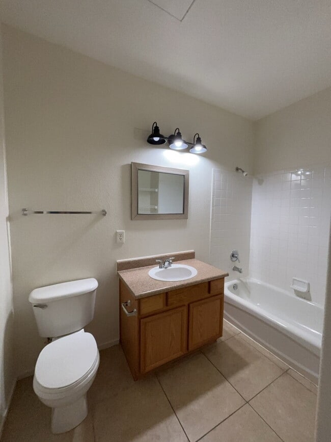 Building Photo - COZY 2 BEDROOM 2 FULL BATH CONDO LOCATED ON SECOND LEVEL Unit #202 BLD9