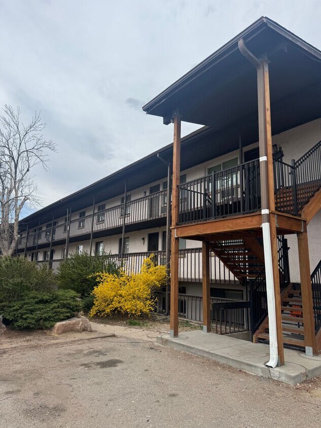 3 Bed 2 Bath Condo Available Now! - 3 Bed 2 Bath Condo Available Now!