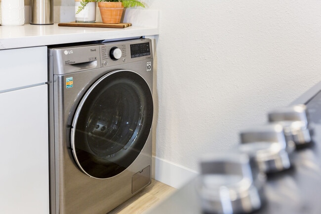 Arandela - Meadowbrook Apartments