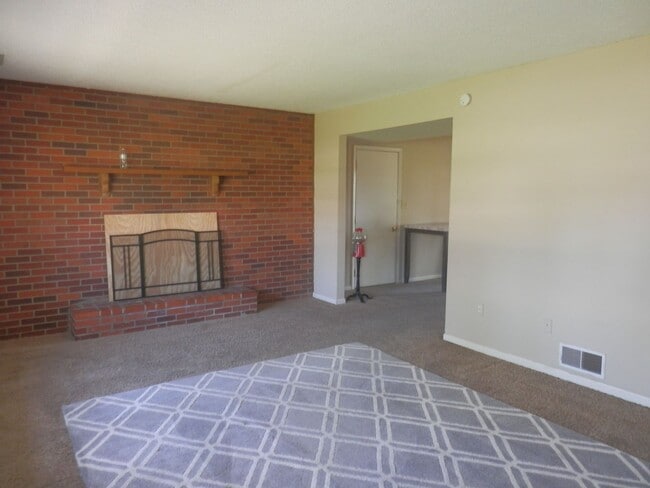 Building Photo - Quality 3 Bedroom 1.5 Bathroom Townhouse
