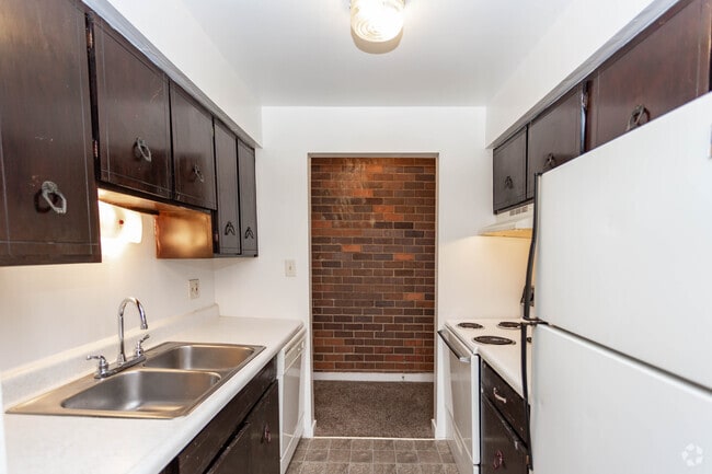 2BR, 1BA - 877SF