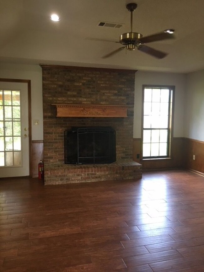 Photo - Cozy 3 Bed 2 Bath Available in May! Apply ... House