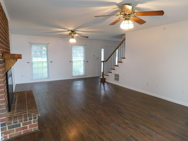 Photo - 210 Ainsley Rd
