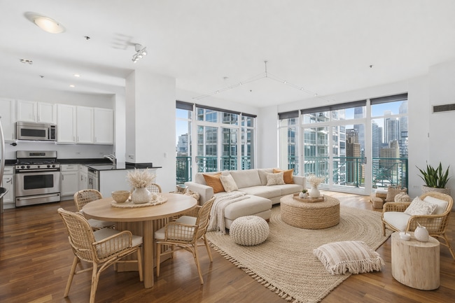 Photo - 340 W Superior St Unidad 1601