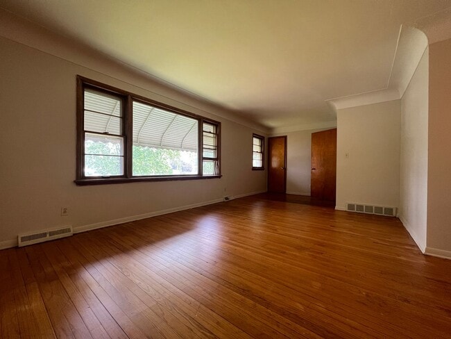 Photo - 26200-26202 Lakeshore Blvd Unit 26200 Lakeshore Blvd Upper