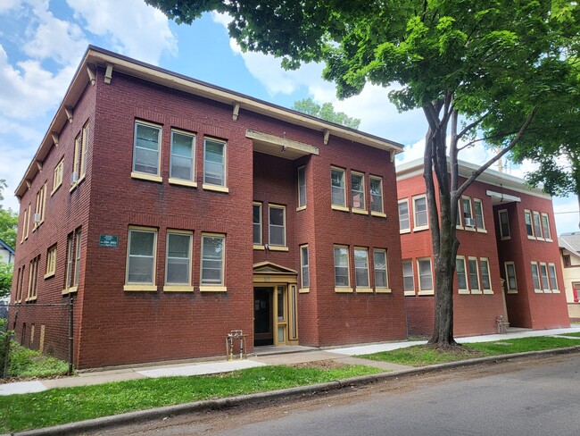 Building Photo - 93 N Milton St N Unit 1