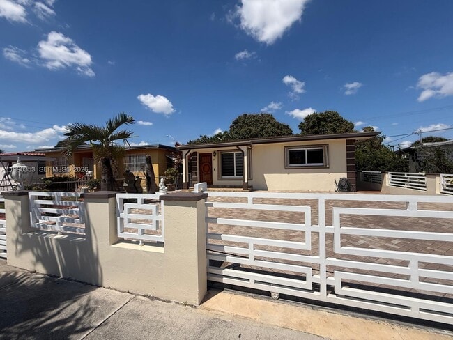 Photo - 281 W 17th St