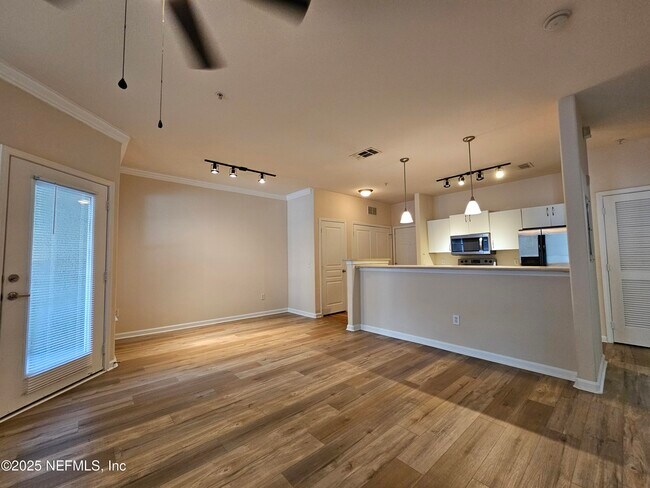 8290 Gate Pkwy W Unit 806