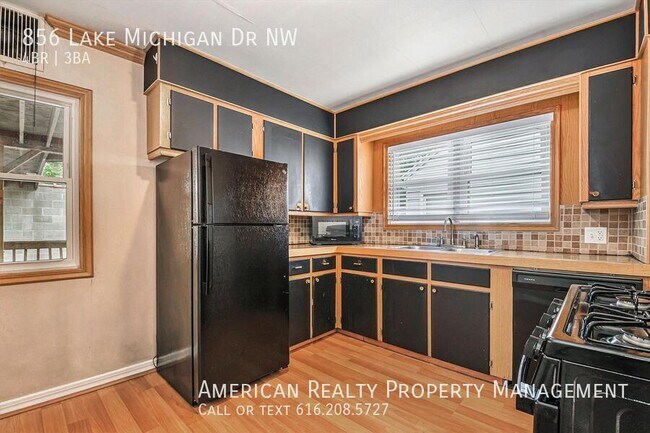 Photo - 856 Lake Michigan Dr NW