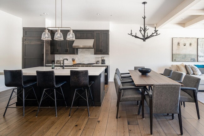 Photo - 5 Wildwood Rd W Unit ID1255715P