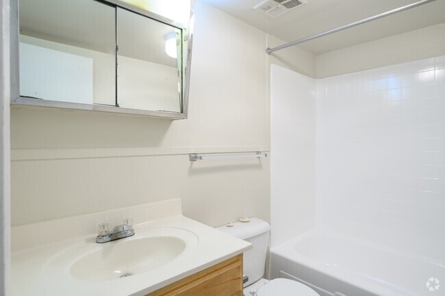2BR, 1BA - 1,000SF - Bathroom