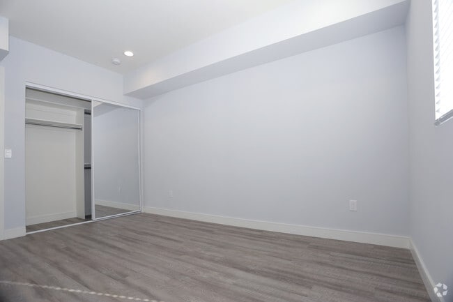 2BR, 2BA - 1088 SF