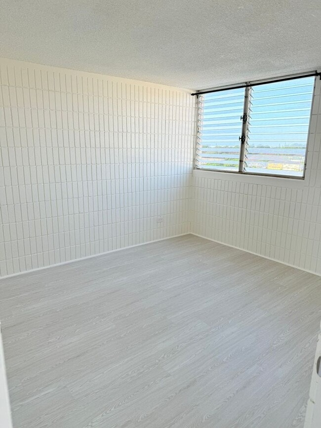 Photo - Sunset Lakeview - Fully renovated 3 bedroom, 2 bath with One open parking Unidad A1202