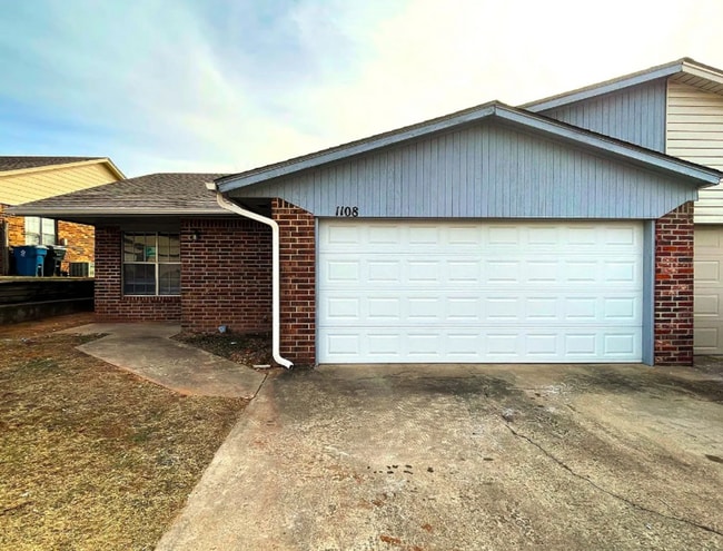 Building Photo - Charming 3-Bed / 2-Bath Duplex in the Hear... Rental
