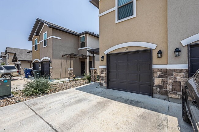 Photo - 123 Niagara Dr.