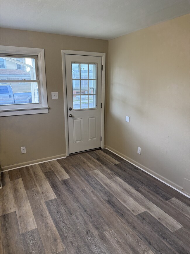 Building Photo - 320 N Race St Unit Efficiency