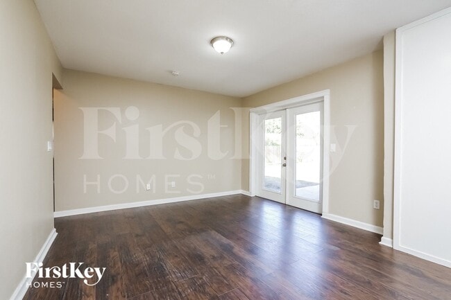 Photo - 240 Donegal Ave