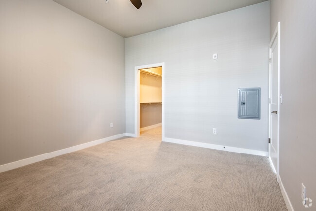 1BR, 1BA - 879SF