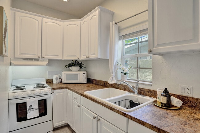 Building Photo - 1012 NE 17th Ct Unit 2
