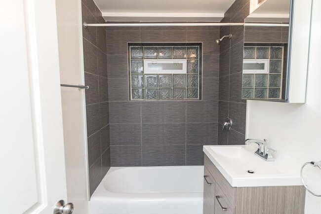 Photo - 5020 N Washtenaw Ave Unit GN