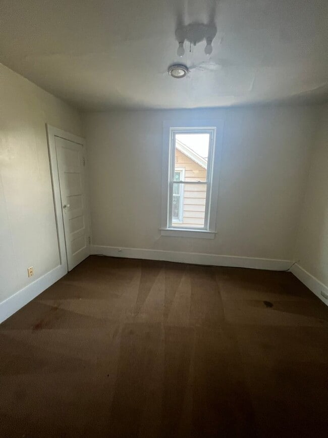 Building Photo - 627 E 13th St Unit #2