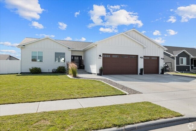 Building Photo - Beautiful Heights Home!