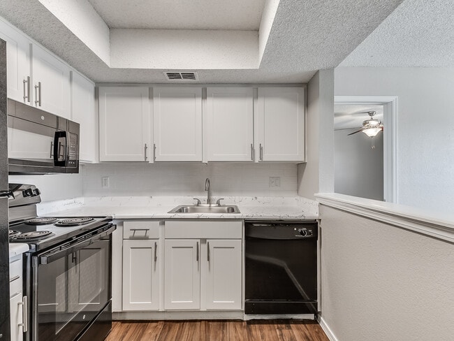 Copperfield Apartments - Kitchen