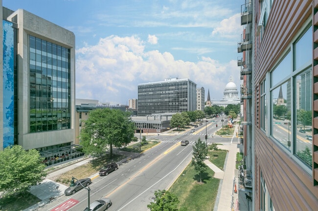 Building Photo - 309 W Washington Ave Unit 401