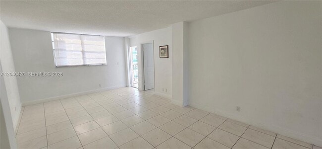 Photo - 2903 NE 163rd St Unidad 404