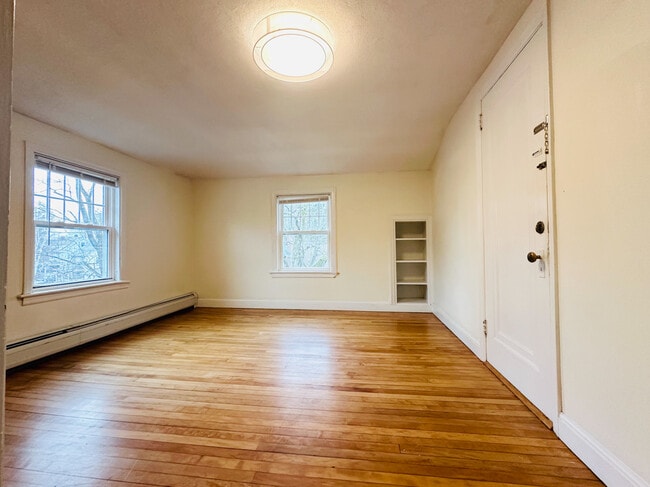 Building Photo - 171 crescent st Unit 3R