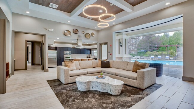 El salón para residentes se abre a un espacio de servicios al aire libre. - Reflections by Windsor