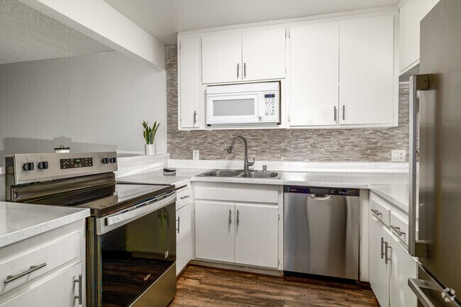 2BR, 2BA - 1,106SF - Kitchen