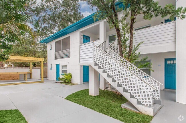 Building Photo - Renovated 2-Bedroom with Private Laundry Unit 103 Rental
