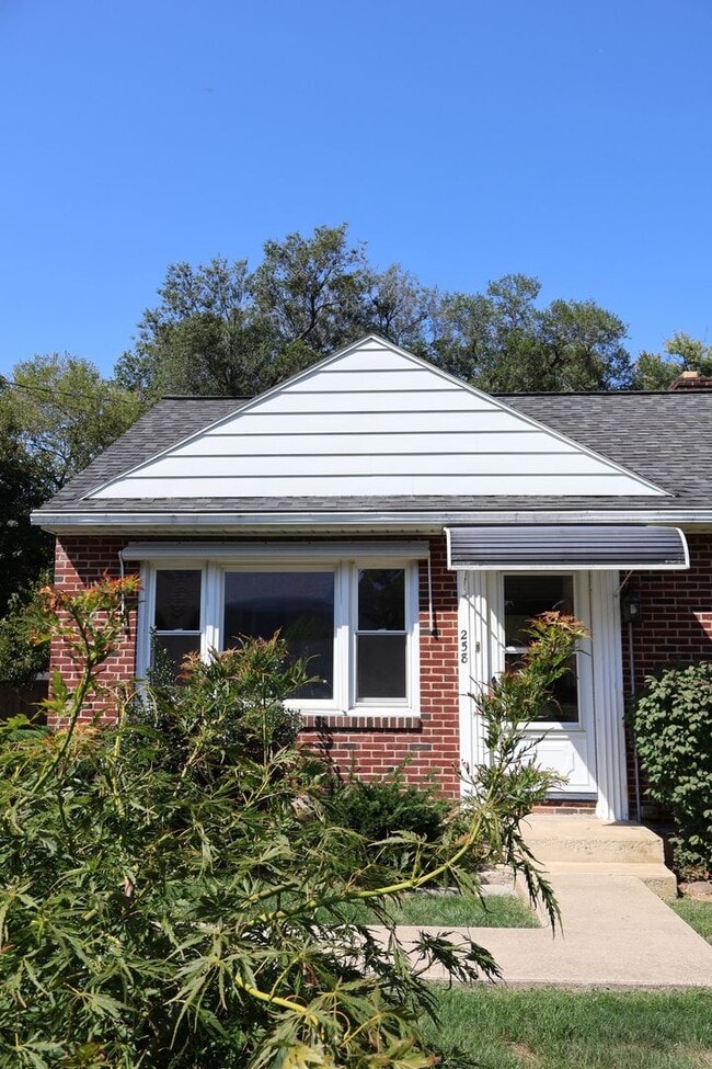 Photo - Bungalow in Penn Manor : 2bd/1ba