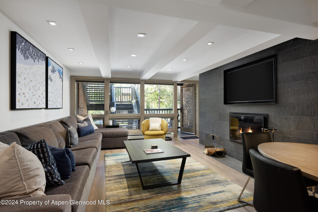 Building Photo - 124 W Hyman Ave Unit 2B Rental