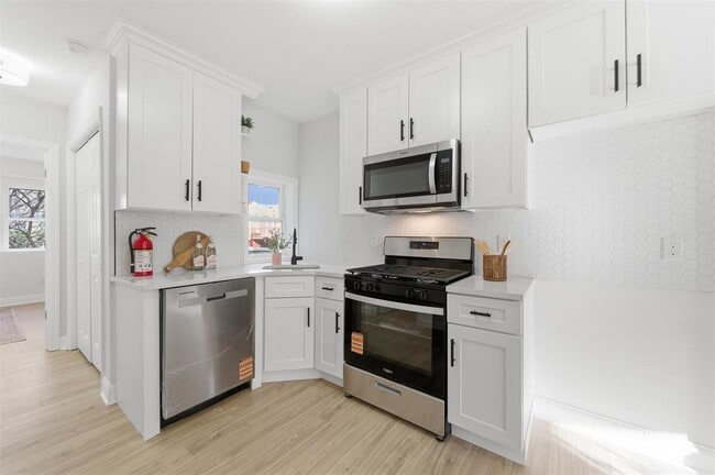 Building Photo - 414 6th St Unit 2