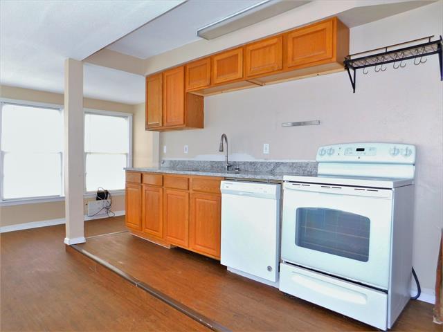 Photo - 216 Maple St