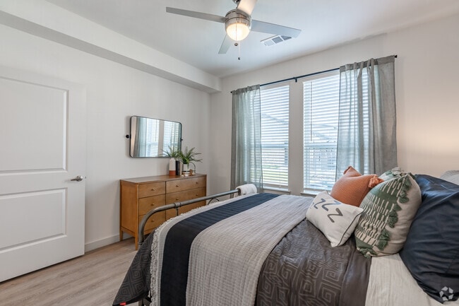 1BR, 1BA - 677SF - Bedroom