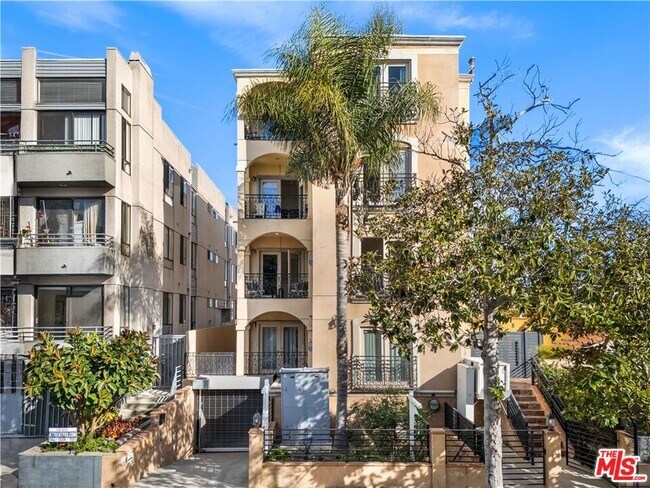 918 S Wooster St Unit 2
