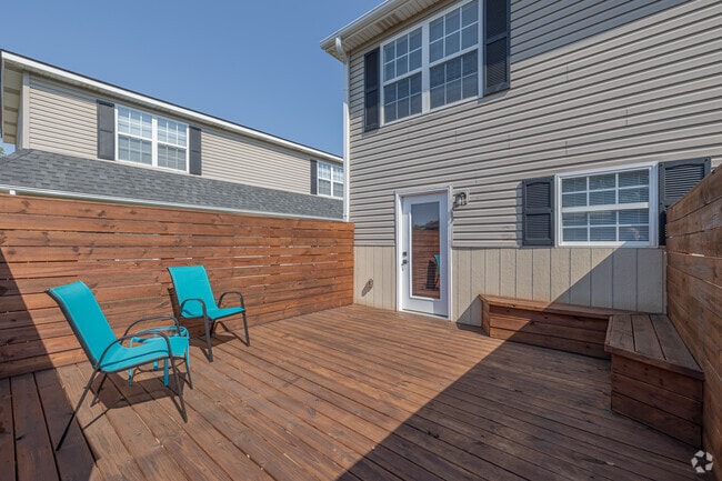 2BR, 2BA - 1,000SF - Furnished - Deck