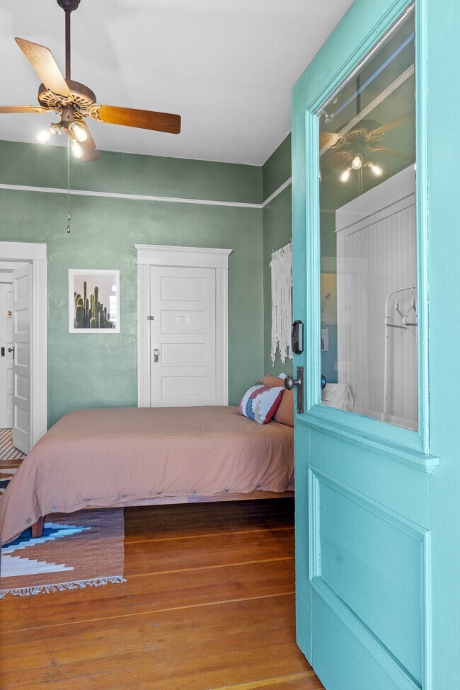 Photo - 25 W 18th St