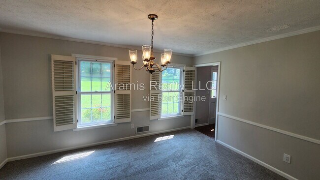 Photo - 829 Bradford Ct SW
