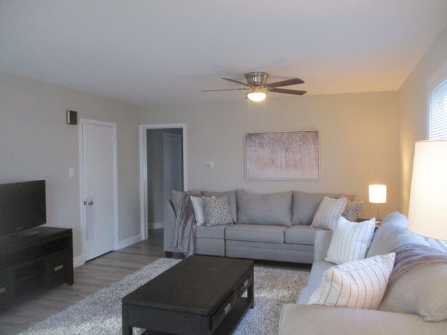 Living Room - 11 S Gladstone Ave Unit 1st Floor