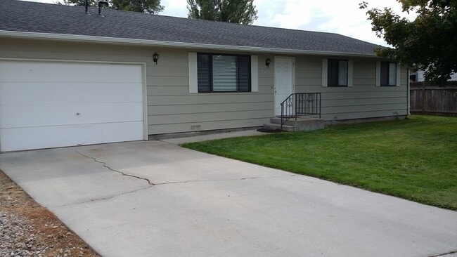 Building Photo - Meridian Manor 3 bedroom/1.5 home with newer carpet and paint!
