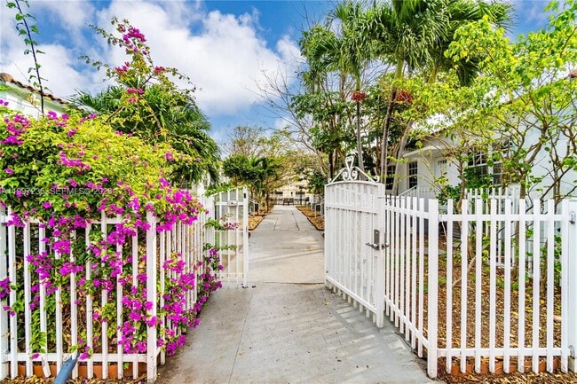 Building Photo - 8401 Crespi Blvd Unit 3